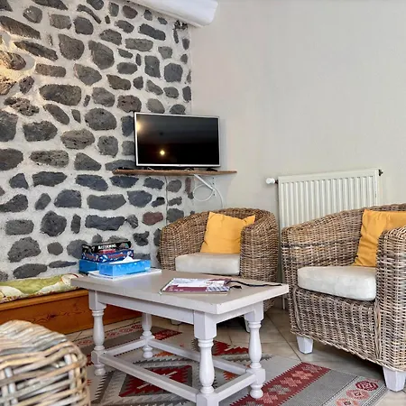 Inclus Avec Terrasse, Jardin Et Parkings, Proche Puy-en-velay Et Chemins De Randonnee. Seneujols
